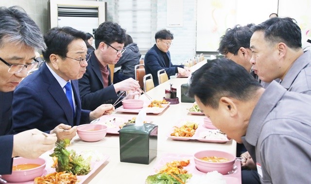 강기정 광주시장과 금호타이어 임직원들이 6일 금호타이어 곡성공장 식당에서 식사를 하고 있다.