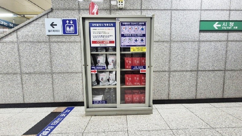 대전교통공사는 도시철도 역사 내 화재대피 마스크를 조기에 교체 추진한다.(사진은 역사 내 구호용품함 화재대피마스크)