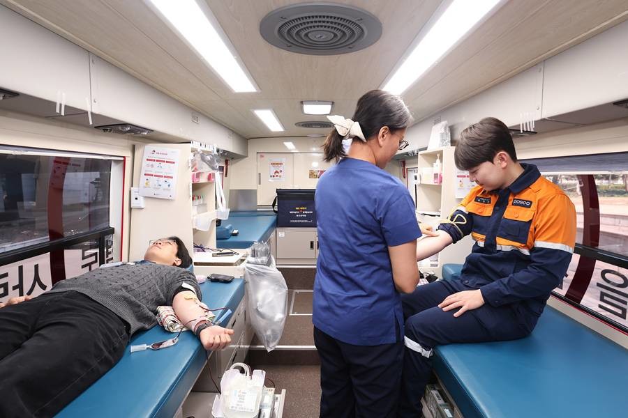 포스코 포항제철소가 지난 4일부터 5일까지 이틀간 ‘사랑의 헌혈 캠페인’을 실시하며 지역사회 생명 나눔 활동에 동참했다./포스코