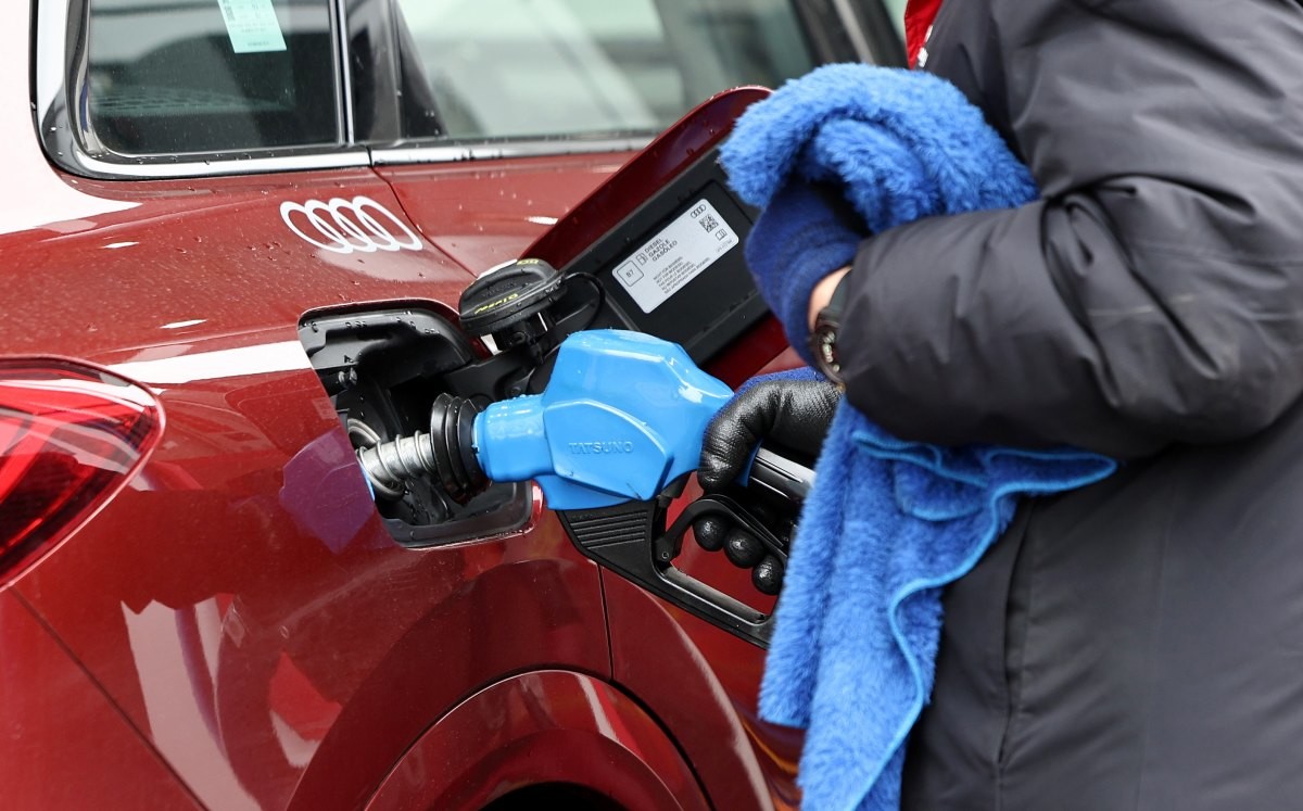 주유 중인 시민. 자료사진. / 뉴스1