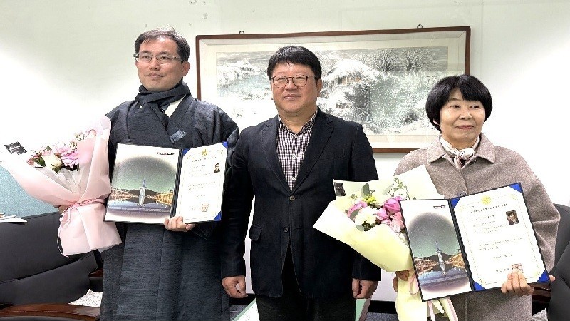 왼쪽부터     송영진 주조장, 박승원 대전시 문화예술관광국장, 양인화 초고장/사진=김지연 기자