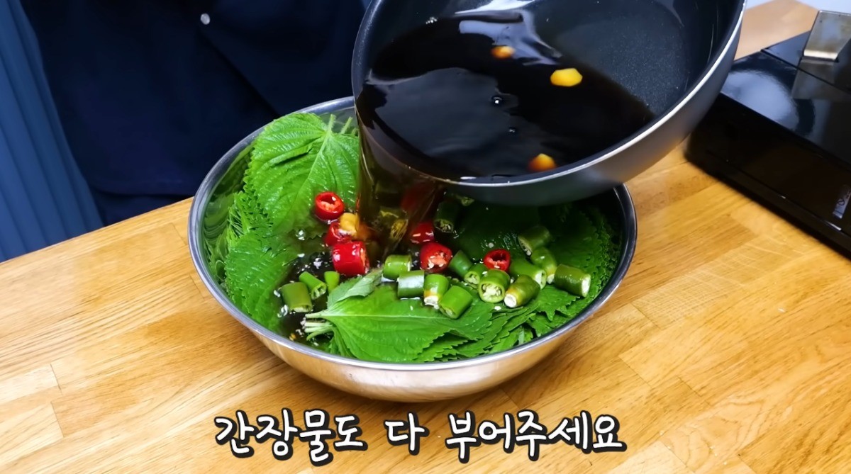 간장물을 붓는 모습 / 유튜브 '김대석 셰프TV'