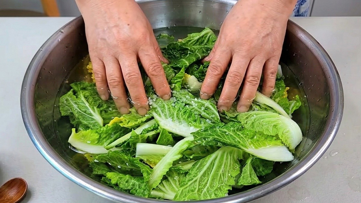 봄동을 소금물에 절이는 모습 / AI 생성 이미지