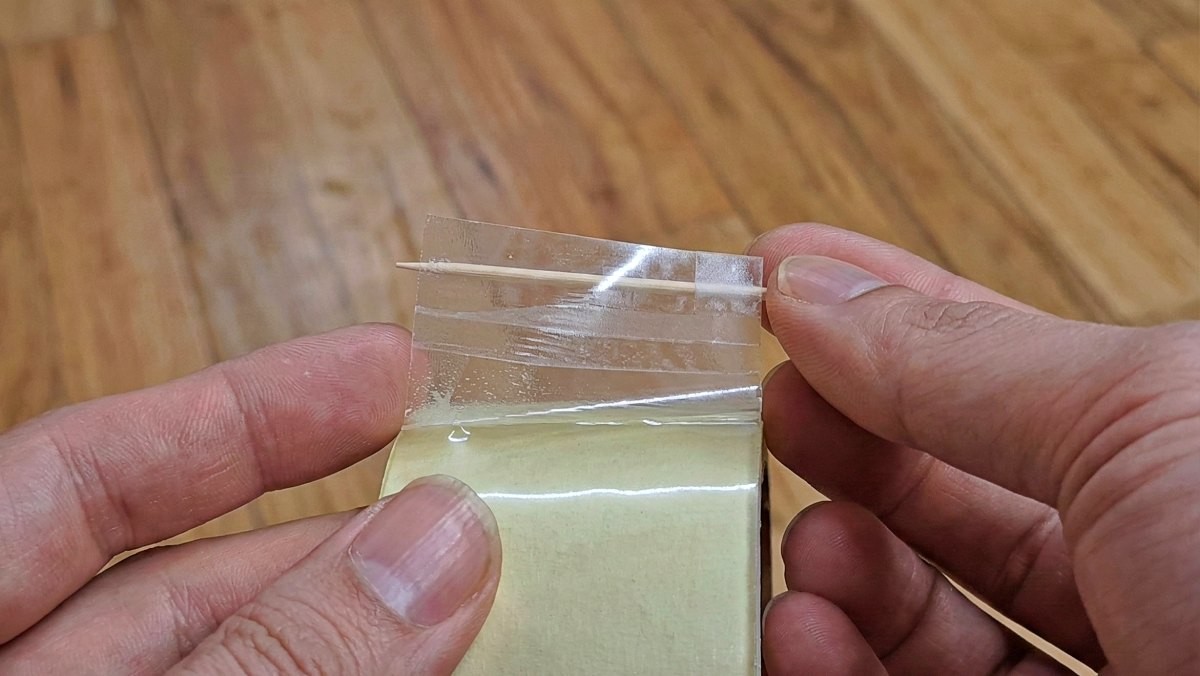 '이쑤시개를 테이프에?!' 기사 내용 토대로 AI툴 활용해 제작한 자료사진.