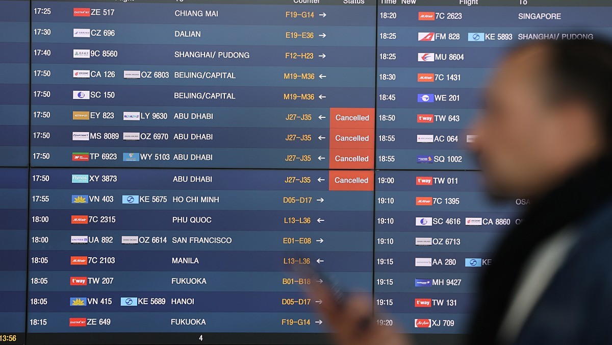 3일 인천국제공항 제1터미널 체크인카운터 전광판에 아랍에미리트(UAE) 아부다비행 여객기가 결항으로 표시돼 있다. 기사 이해를 돕기 위한 자료사진.   / 연합뉴스