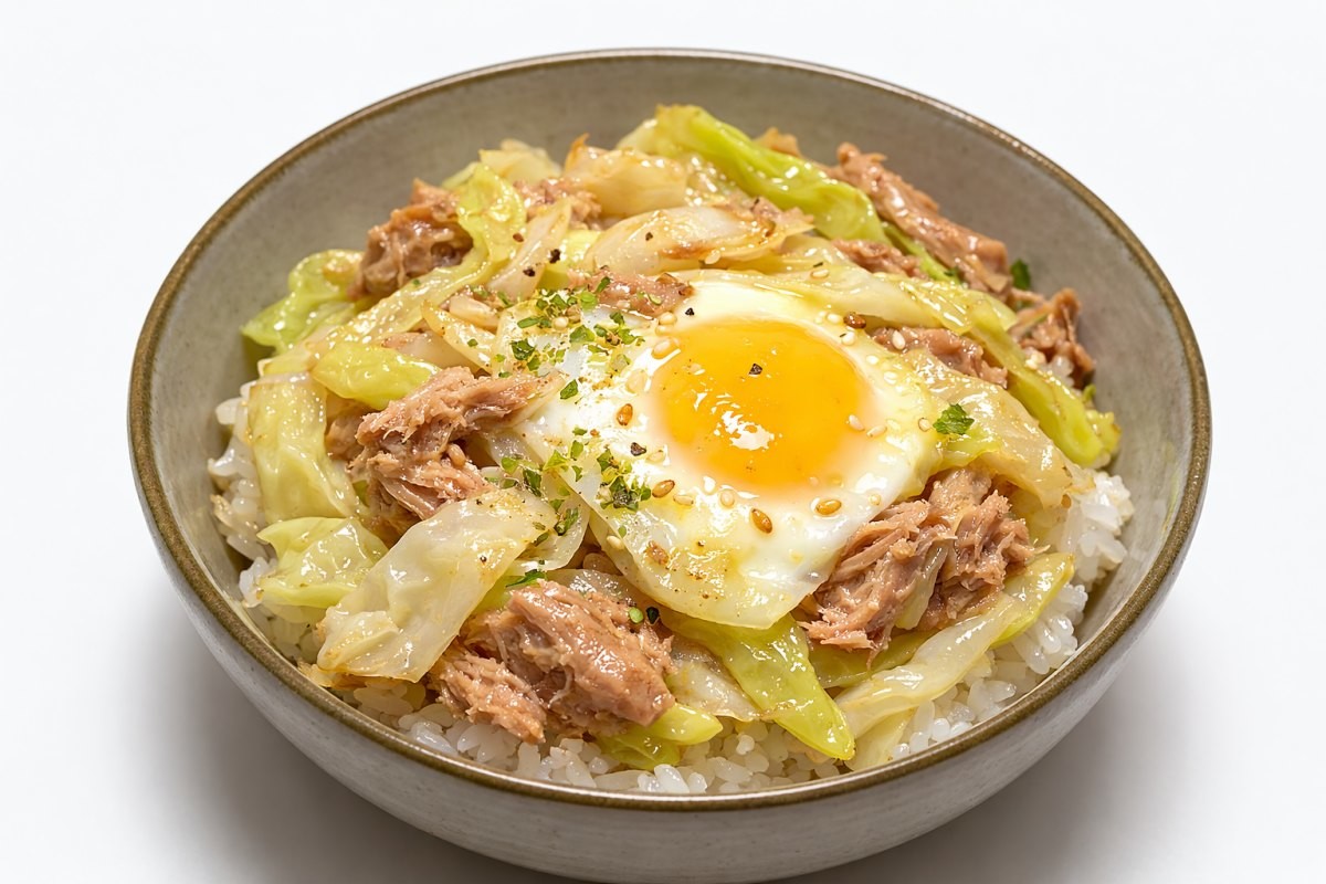 양배추 참치 덮밥 완성. 기사 내용 토대로 AI툴 활용해 제작한 자료사진.