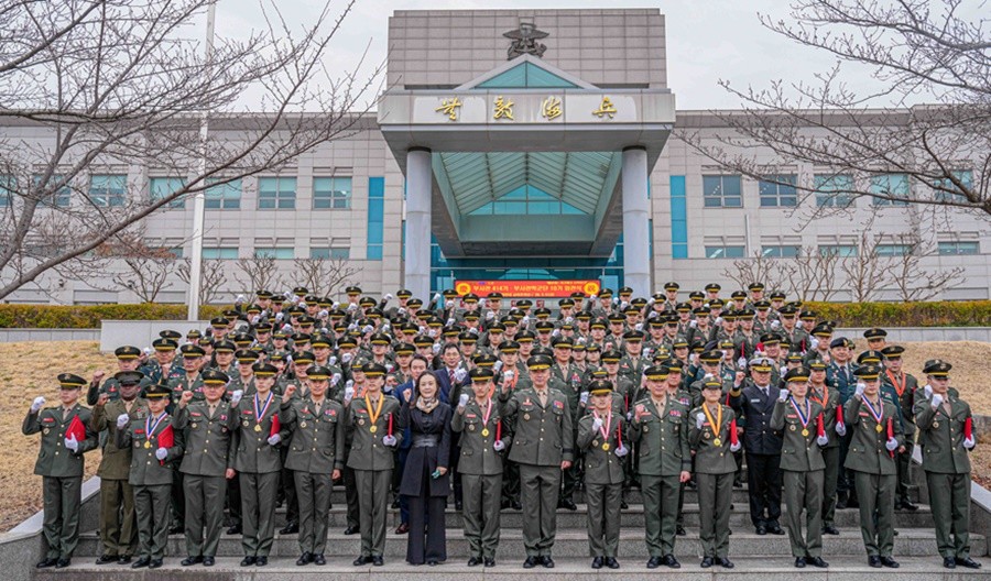 해병대 교육훈련단 단본부 앞에서 교육훈련단장을 비롯한 내빈들과 함께 임관한 신임부사관들이 힘찬 시작을 위해 파이팅을 외치며 기념 촬영을 하고 있다. / 이하 부대 제공