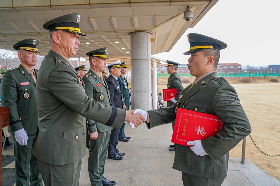 교훈단장(준장 김수용)이 임관하는 부사관 후보생들에게 임관사령장을 수여하고 있다.