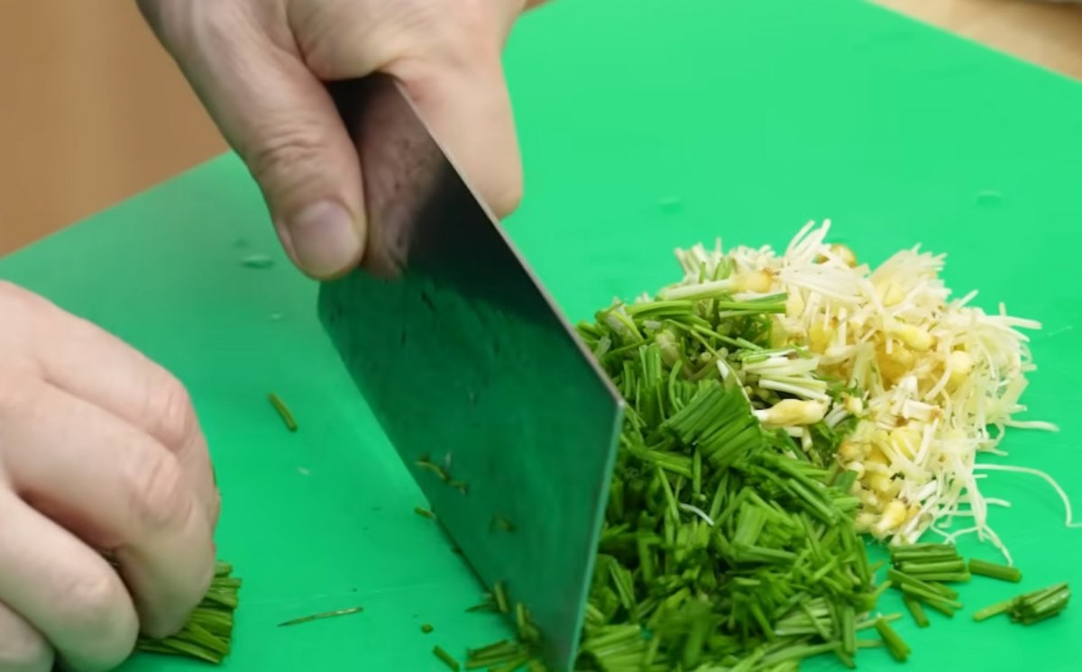 봄이 제철인 달래. / 유튜브 '백종원 PAIK JONG WON'