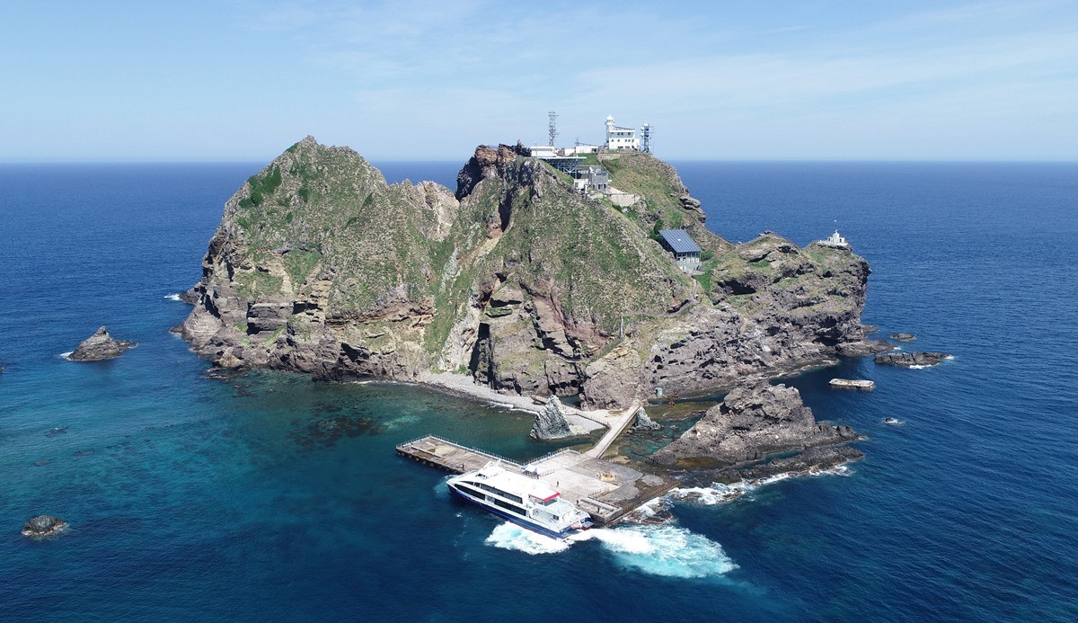 독도 모습. 기사 이해를 돕기 위한 자료 사진. 조현 외교부 장관은 6일 국회 외교통일위원회 전체회의에 출석해 '독도 홍보대사' 가수 김창열과 박석운 한국진보연대 공동대표의 최근 일본 입국 거부 이유를 아느냐는 이용선 더불어민주당 의원 질의에 '독도와 관련된 것으로 알고 있다'라고 답했다.     / 연합뉴스