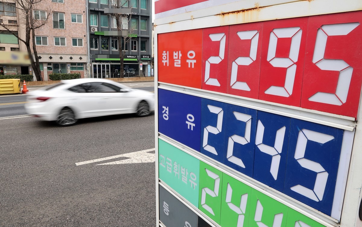 6일 서울의 한 주유소에 유류 가격이 표시돼 있다. 기사 이해를 돕기 위한 자료 사진 / 뉴스1
