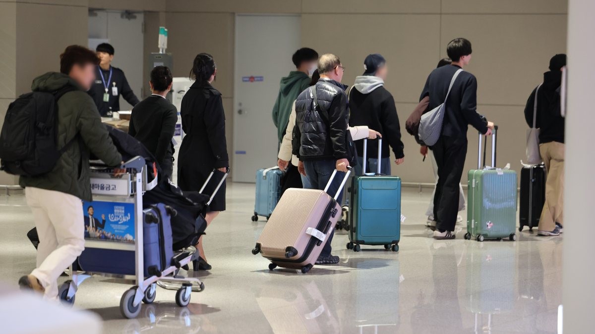 미국·이스라엘이 이란을 공격하며 중동 정세가 악화하는 가운데 5일 중동을 방문했던 여행객 및 기타 이용객들이 인천국제공항 제2여객터미널을 통해 입국하고 있다. / 연합뉴스