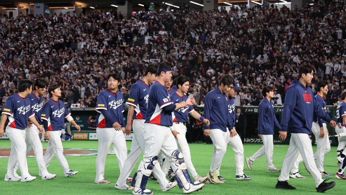 7일 일본 도쿄돔에서 열린 2026 월드베이스볼클래식(WBC) 조별리그 C조 2차전 대한민국과 일본의 경기에서 패배한 한국 선수들이 아쉬워하고 있다. / 연합뉴스