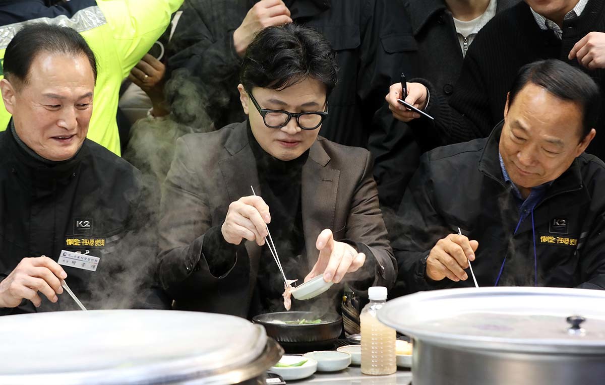한동훈 전 국민의힘 대표가 7일 오후 부산 북구 구포시장 한 식당을 찾아 돼지국밥에 새우젓을 넣고 있다. / 뉴스1