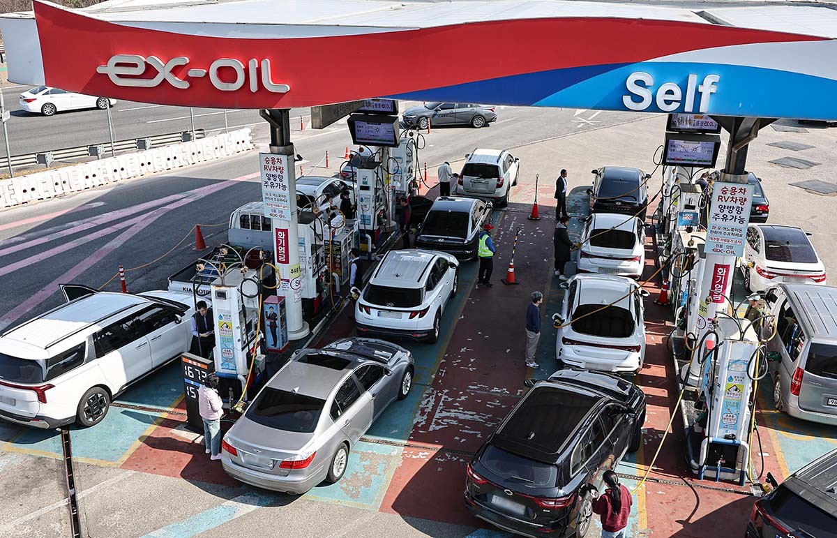 미국과 이란 전쟁 여파로 국제 유가가 상승하고 있는 4일 서울 서초구 경부고속도록 만남의광장 주유소에서 시민들이 주유를 하고 있다.  / 뉴스1