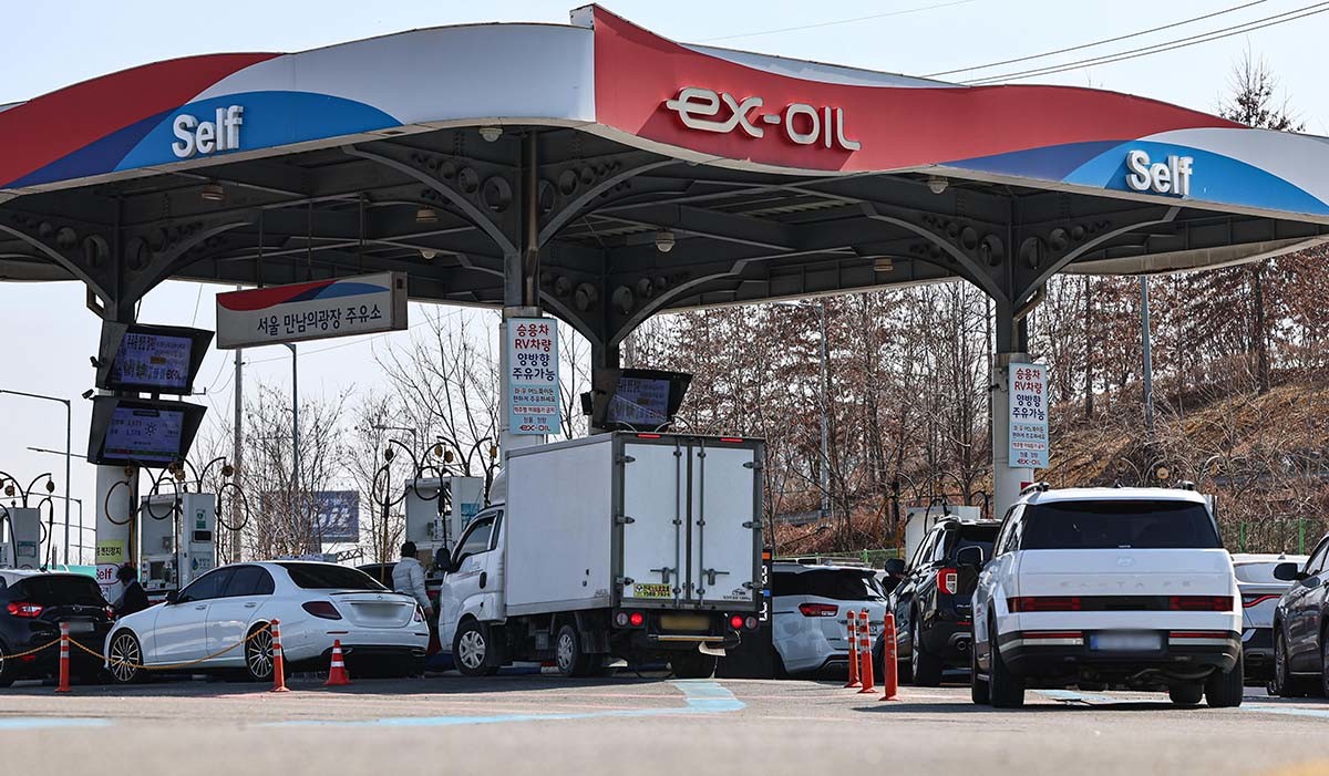 미국과 이란 전쟁 여파로 국제 유가가 상승하고 있는 4일 서울 서초구 경부고속도록 만남의광장 주유소에서 시민들이 주유를 하고 있다. / 뉴스1