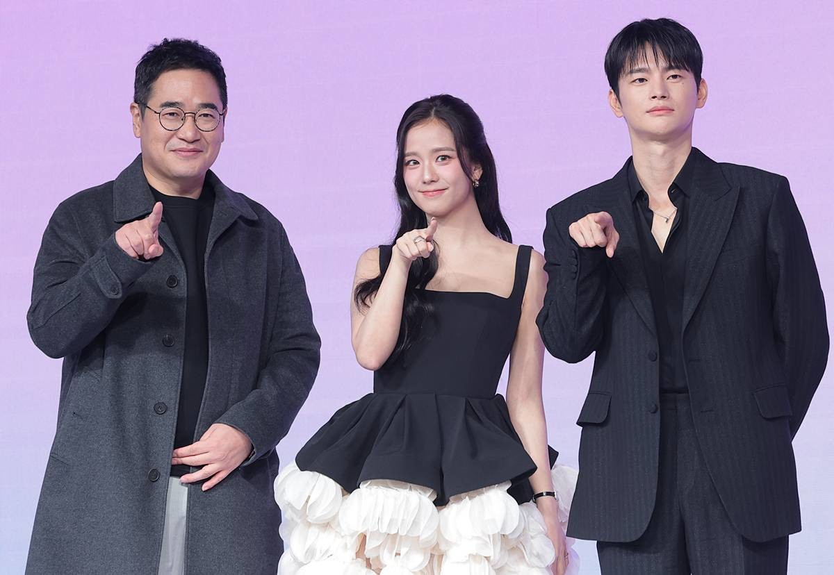 김정식 감독(왼쪽부터)과 배우 지수, 서인국이 지난달 26일 서울 종로구 JW메리어트 동대문스퀘어서울에서 열린 넷플릭스 새 시리즈 '월간남친' 제작발표회에서 포즈를 취하고 있다. '월간남친'은 현실 생활에 지친 웹툰 PD 미래(지수 분)가 가상 연애 시뮬레이션을 통해 연애를 구독하고 체험해 보는 로망 실현 로맨틱 코미디다 / 뉴스1