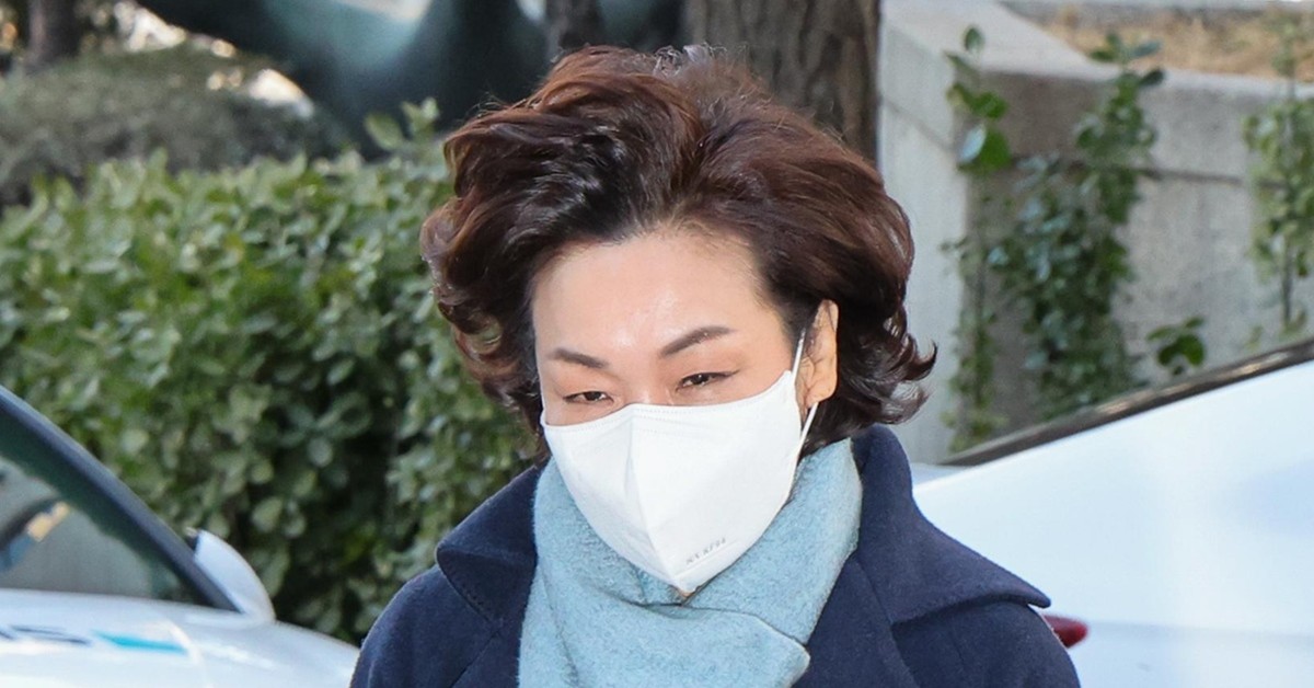 김병기 무소속 의원의 배우자 이 모 씨가 지난 1월 22일 오후 마포구 서울경찰청 공공범죄수사대에서 법인카드 유용 의혹과 관련 피의자 신분으로 조사를 받기 위해 출석하고 있다. / 뉴스1