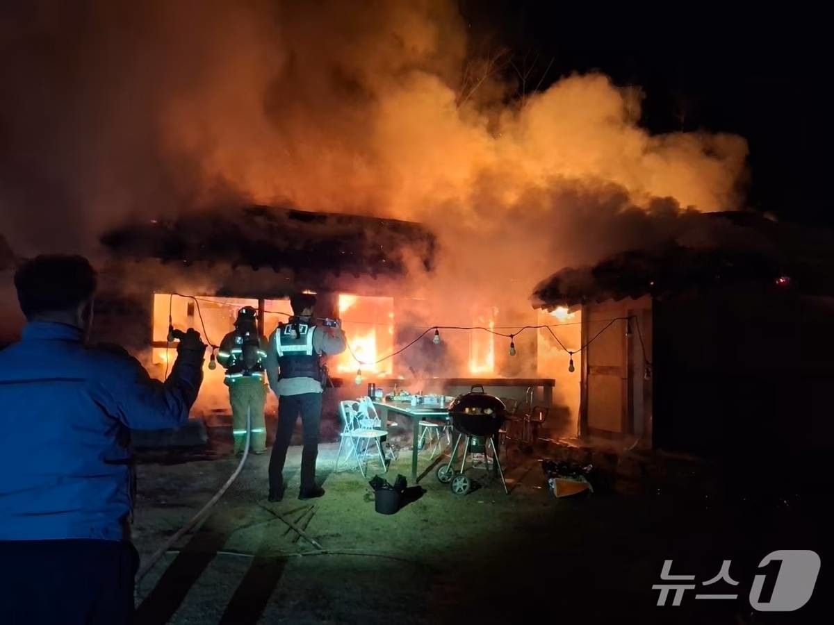 8일 0시 23분쯤 경북 경주 강동면 양동마을의 한 주택에서 불이 나 소방관들이 진화하고 있다 / 경북소방본부 제공, 뉴스1