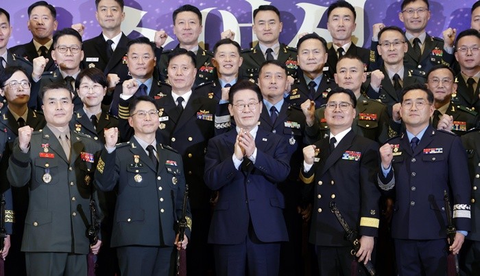 준장 진급자들과 사진을 찍는 이재명 대통령 / 뉴스1