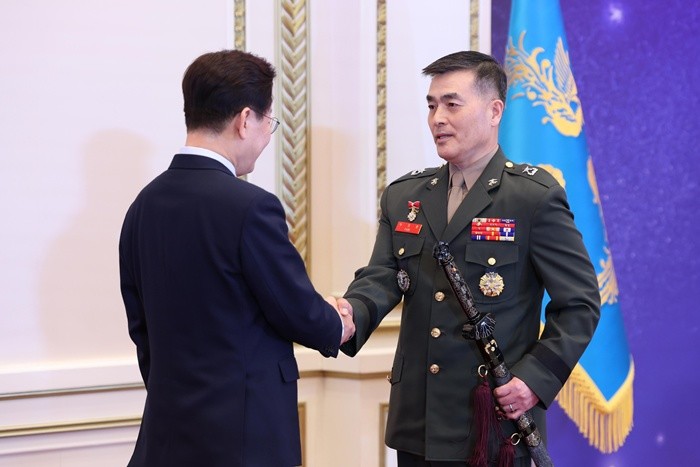 이재명 대통령이 박정훈 준장에게 삼정검을 수여하고 있다. / 뉴스1