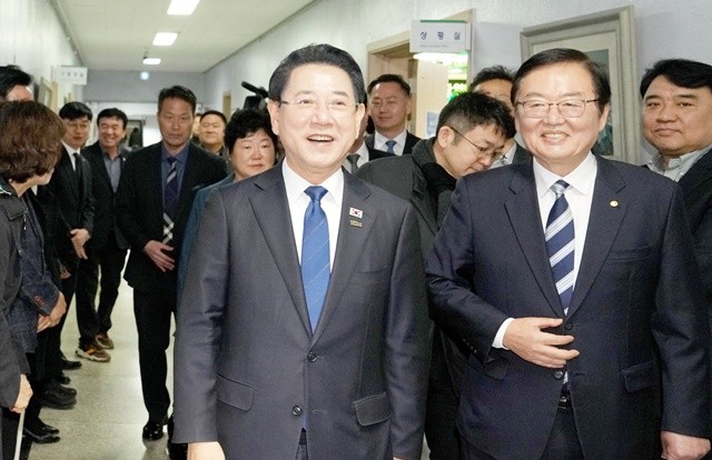 김영록 전라남도지사가 6일 광주 북구청 대회의실에서 열린 ‘전남·광주 행정통합 광주 자치구 초청 북구 타운홀미팅’에 참석하기 위해 문인 북구청장과 함께 입장하고 있다.