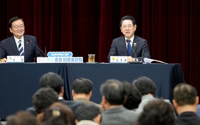 김영록 전라남도지사가 6일 광주 북구청 대회의실에서 열린 ‘전남·광주 행정통합 광주 자치구 초청 북구 타운홀미팅’에서 주민들의 질문에 답변하고 있다.