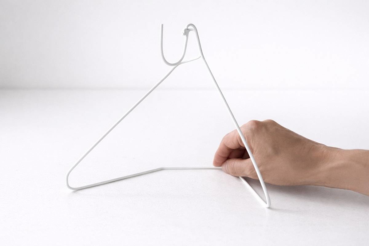 세탁소 옷걸이를 구부리면? 기사에 대한 이해를 돕기 위해 AI 툴로 제작한 자료 사진