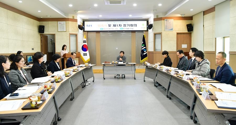 지난 5일 경산시 통합지원협의체 위촉식 이후 제1차 정기회의가 열리고 있다.  / 경산시 제공