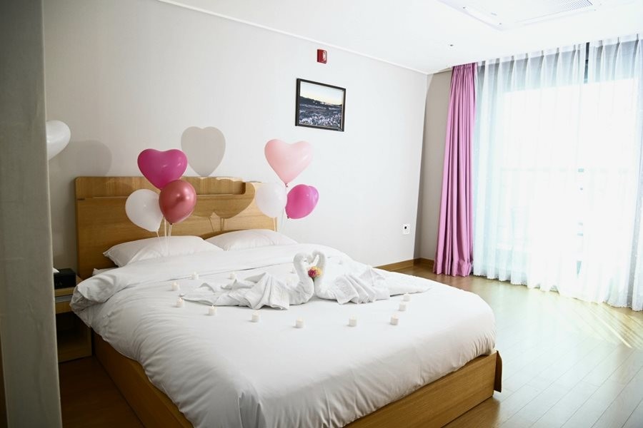 신혼부부 맞춤형으로 꾸며진 호텔 아젤리아 객실 내부.  / 대구 달성군 제공