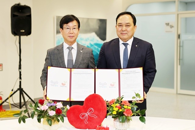 박병규 광산구청장(왼쪽)과 박성구 서광주새마을금고 이사장(시민 대표)이 5일 광산구청 1층 모두의 쉼터에서 장기기증을 서약했다.