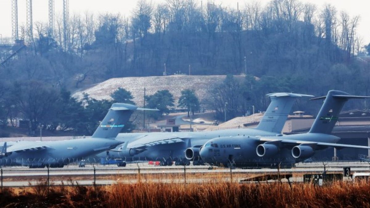 지난 6일 경기도 평택시 주한미공군 오산기지에 C-5와 C-17 등 대형 미군 수송기들이 대기하고 있다.  / 연합뉴스