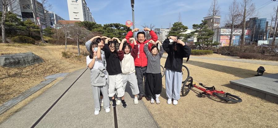 이칠구 포항시장 예비후보가 8일 포항 철길숲 등을 방문해 시민들과 소통에 나섰다./이칠구 제공