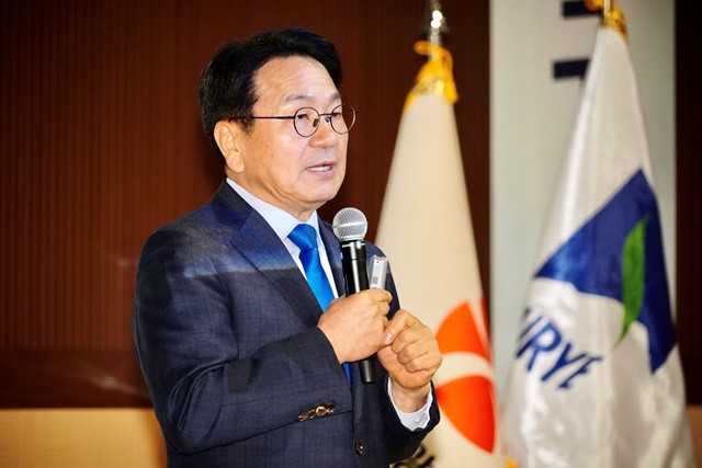 강기정 광주광역시장이 6일 구례군 백두대간 생태교육장 세미나실에서 열린 ‘광주전남 통합 구례군 상생토크’에 참석해 구례군의 발전 전략과 통합 이후 변화에 대해 구례군민과 소통하고 있다. /광주광역시 제공