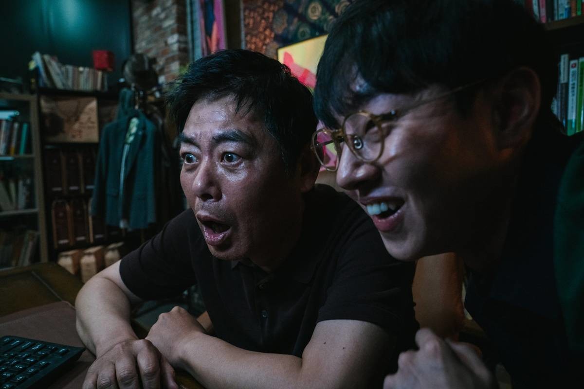 성인 웹소설계의 대부 황 대표 역 성동일 / ㈜미디어캔, ㈜영화특별시SMC