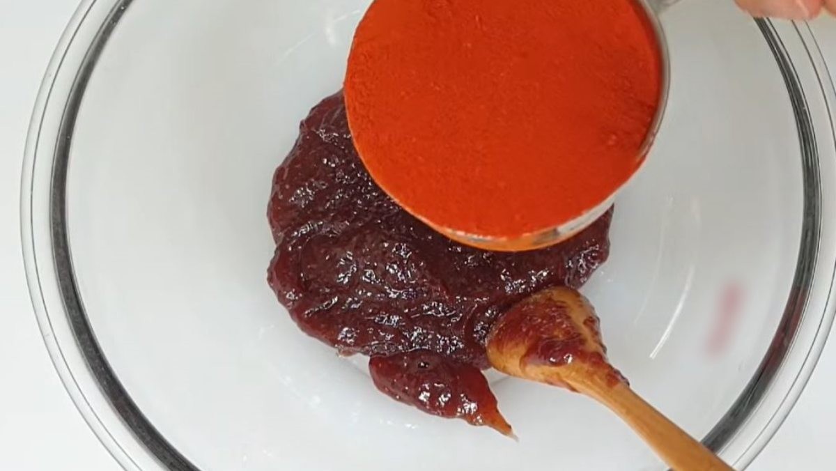 떨기잼에 고춧가루를 넣는 모습. / 유튜브 '주부나라'