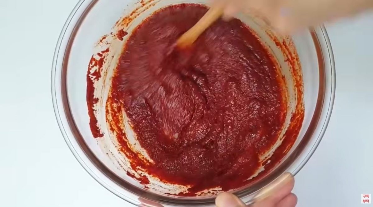 딸기잼에 고춧가루와 청주를 넣어 섞는 모습. / 유튜브 '주부나라'