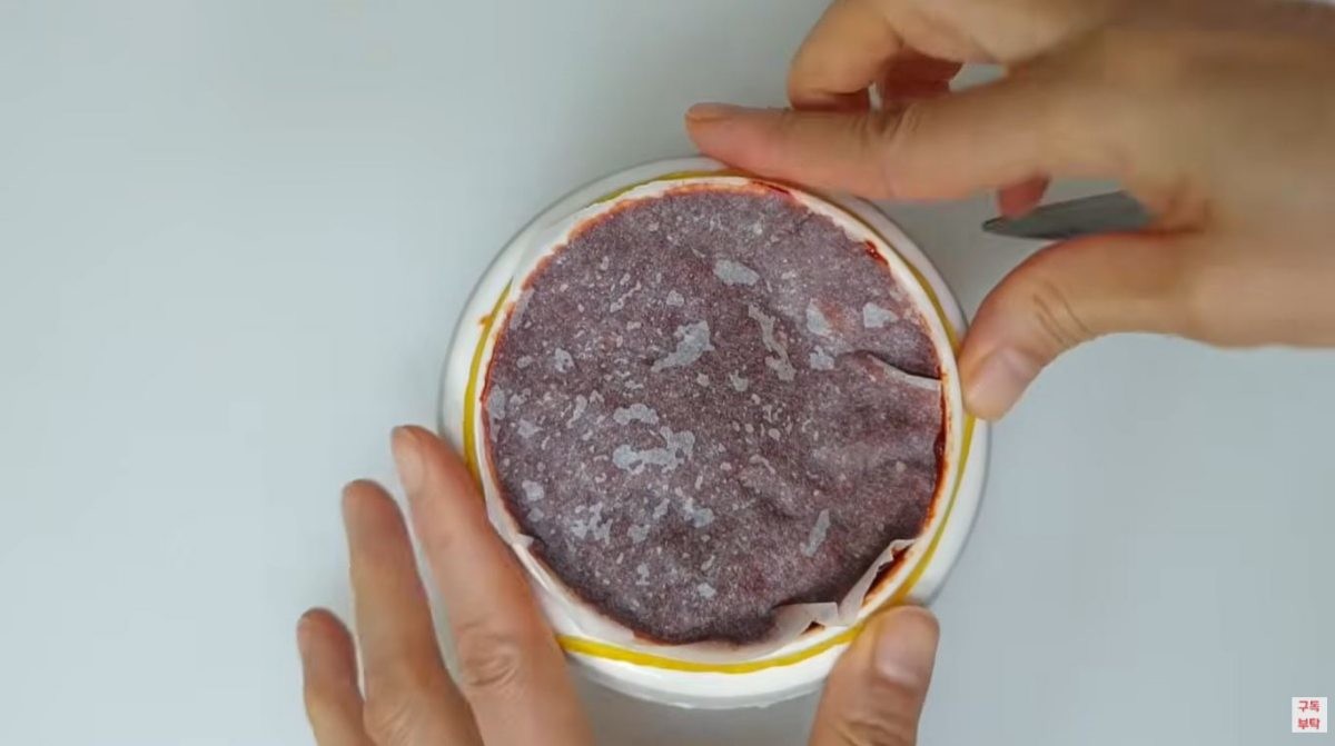 완성된 고추장에 종이호일을 잘라 덮어준 후 고무줄로 고정하는 모습. 곰팡이가 방지된다. / 유튜브 '주부나라'