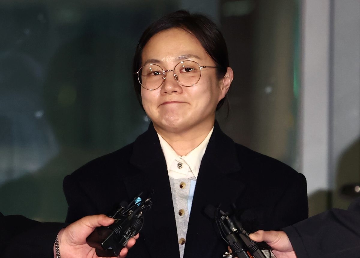 전직 매니저들에게 갑질을 했다는 등의 의혹에 휩싸인 개그우먼 박나래가 지난달 20일 서울 강남경찰서에서 피고발인 조사를 마치고 나오며 취재진 질의에 답변하고 있는 모습. / 뉴스1