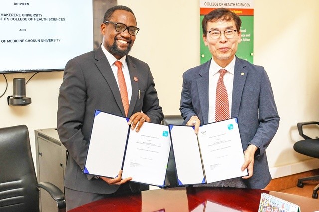 마케레레대 브루스키렌가 보건과학대학장(좌)과 조선대 안영준 의과대학장(우)