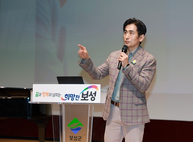 보성군 벌교읍 채동선음악당에서 배우이자 소설가인 차인표 작가가 ‘제380회 보성자치포럼’을 하고 있다