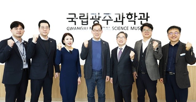 강상구 부시장(오른쪽 세 번째)을 비롯한 나주시 관계자들이 국립광주과학관을 방문해 국립 나주 에너지 전문과학관 건립과 관련해 협력 방안을 논의했다