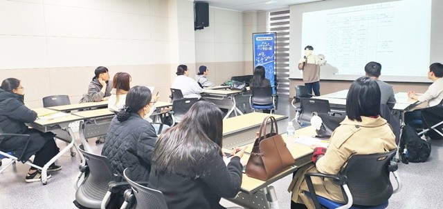 순천청년창업스쿨 교육생들이 창업역량 강화를 위한 강의를 듣고 있다