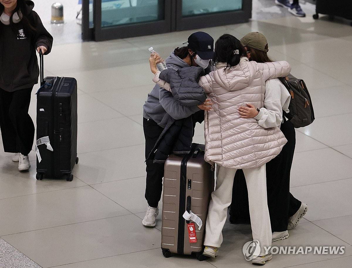 중동 지역에 체류 중이던 우리 국민들이 9일 아부다비에서 출발한 전세기로 인천국제공항을 통해 귀국, 가족들과 만나 포옹하고 있다 / 연합뉴스