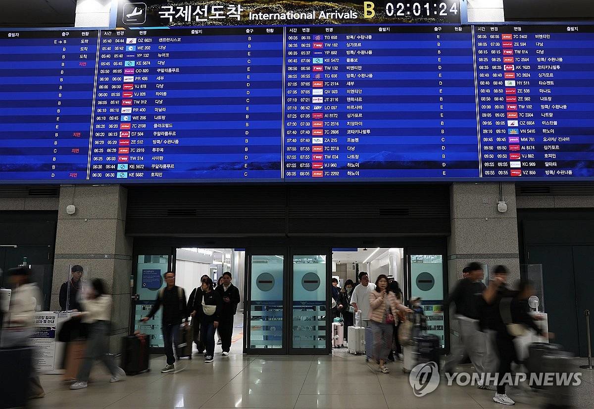 중동 지역에 체류 중이던 우리 국민들이 9일 아부다비에서 출발한 전세기로 인천국제공항을 통해 귀국하고 있다 / 연합뉴스