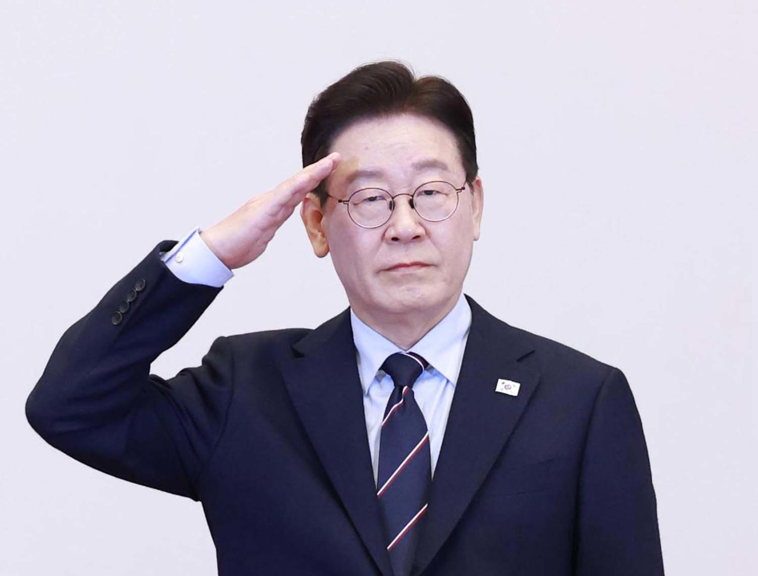 이재명 대통령이 6일 청와대 영빈관에서 열린 2026년 준장 진급 장성 삼정검 수여식에서 거수경례를 하고 있다. ／ 뉴스１(청와대통신사진기자단)