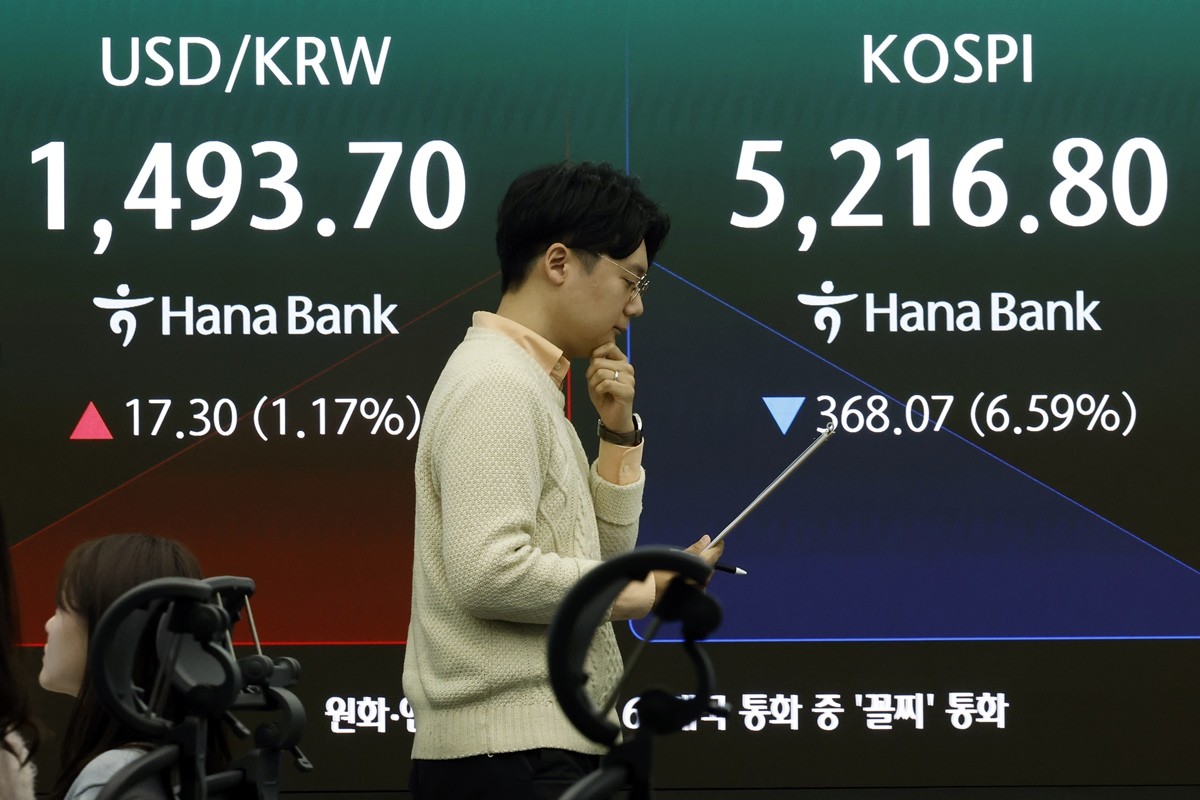 9일 서울 중구 하나은행 딜링룸 전광판에 코스피 등 시황이 표시되고 있는 모습 / 뉴스1