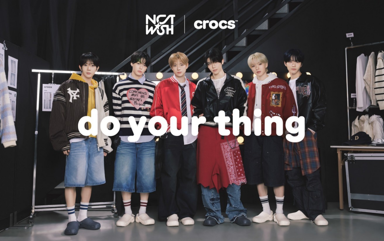 앰배서더 ‘엔시티 위시’의 ‘클래식 크래프티드 클로그’ 착용 이미지 / 크록스 제공