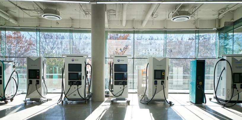 R&D 센터 내부 / 채비 제공