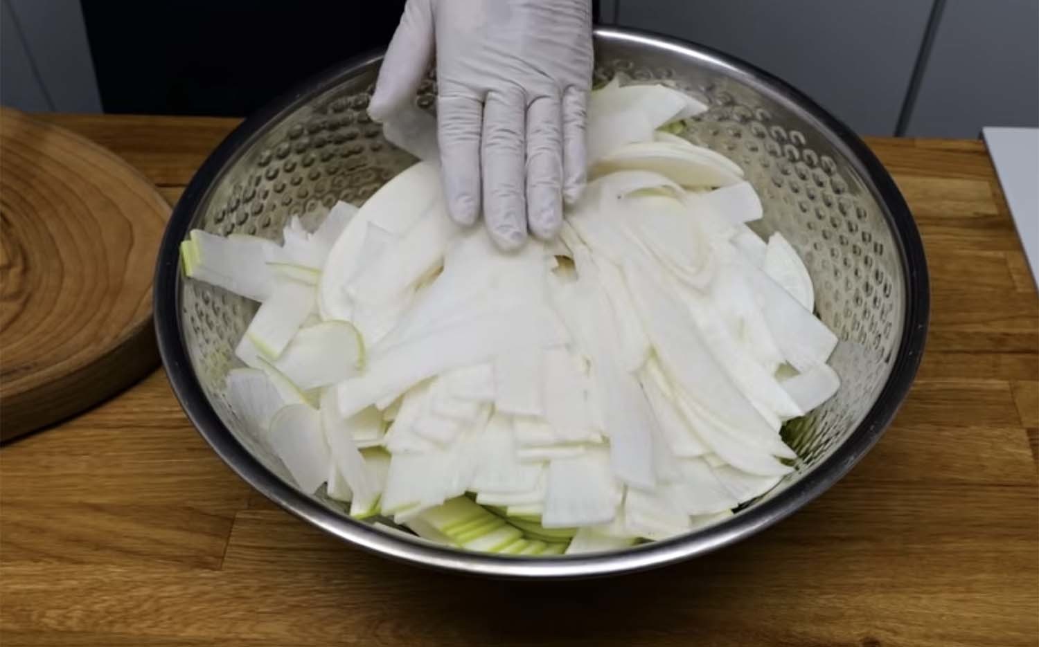 국물무김치에 사용하는 무는 얇게 썰어야 한다. / '김대석 셰프TV' 유튜브